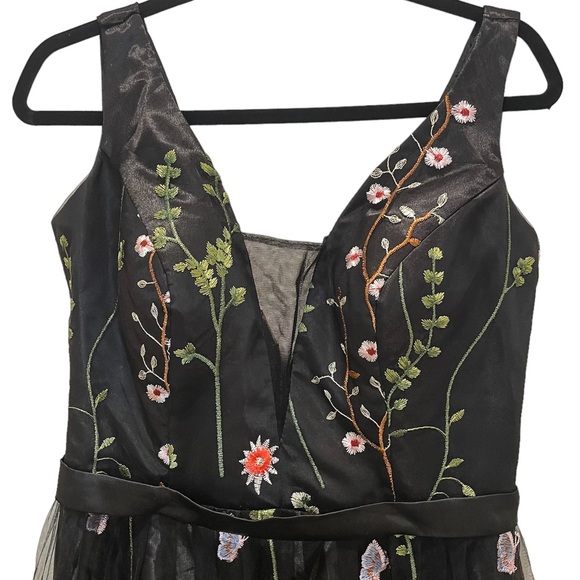 Dresses & Skirts - Stunning Black Formal Gown with Embroidered Flower Overlay Size 12